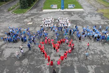 Работники АО "Златмаш" устроили флешмоб в честь 85-летия предприятия